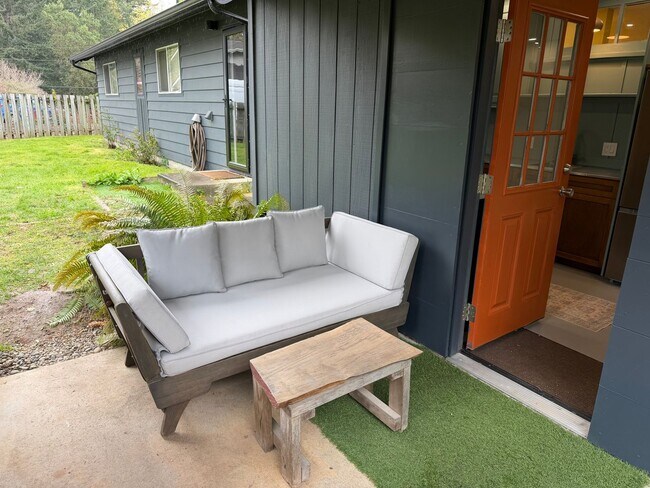 Building Photo - Updated and Stylish Studio Includes Utilities!