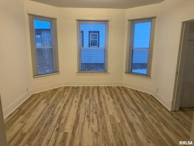 Building Photo - 105 6th Ave