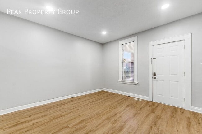 Building Photo - 419 E Mithoff St