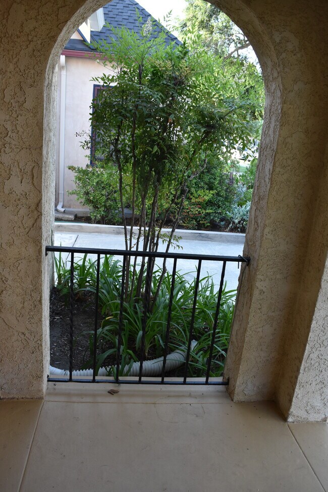 Front Porch - 423 S Indiana St