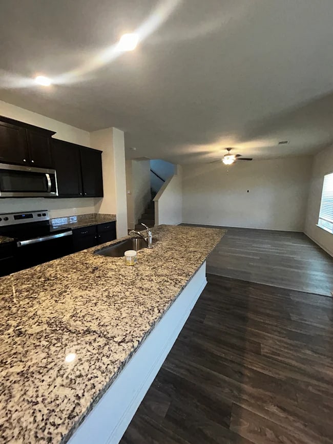 Building Photo - Beautifully Designed 4BR/2.5BA Home In The Charming Town of Elgin