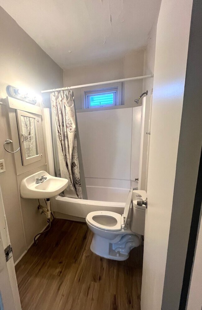 Building Photo - 808 7th St NW