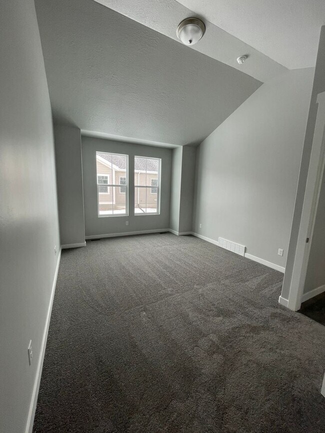 Building Photo - GORGOUS