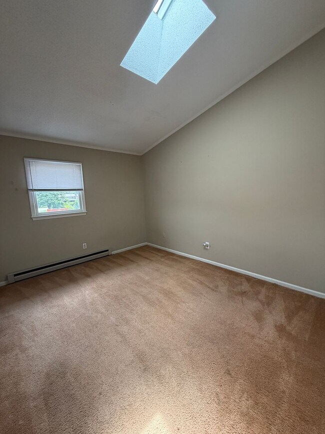 Building Photo - 220 Adams Ln