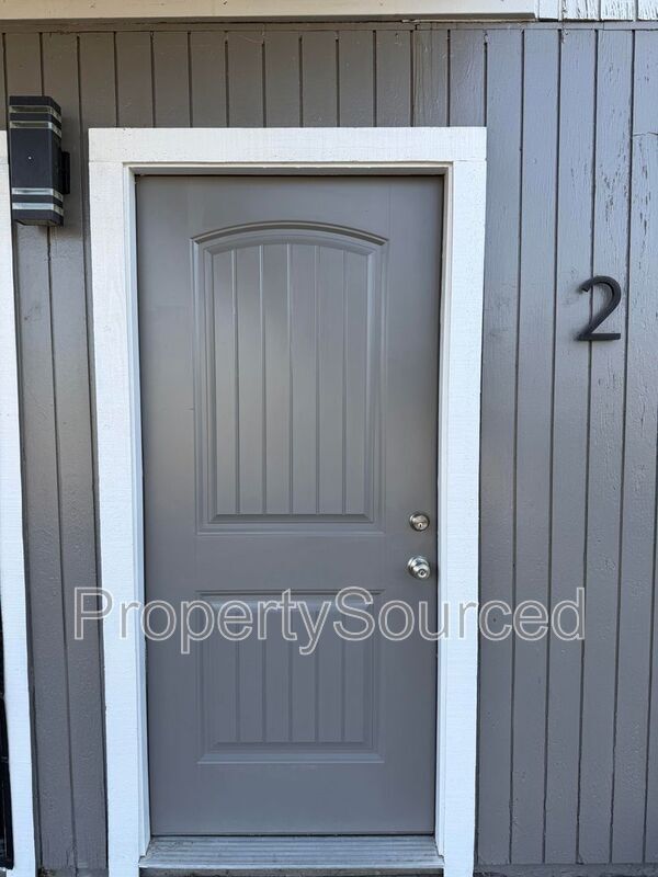 Building Photo - 911 E H St