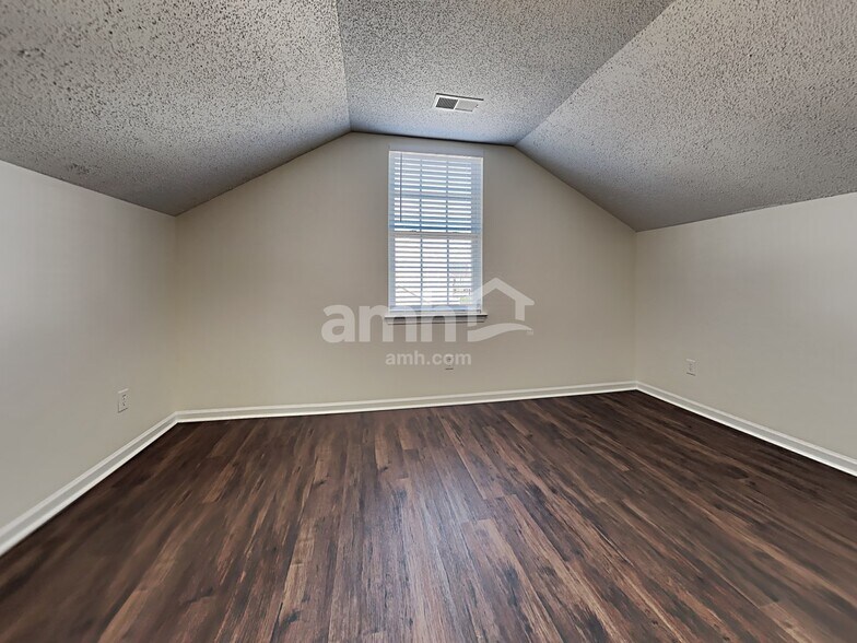 Building Photo - 3028 Crusades St