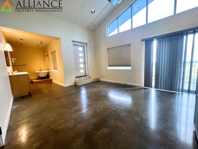 Building Photo - Maintenance Free Living ~ Close to KSU & Aggieville ~ Pet Friendly