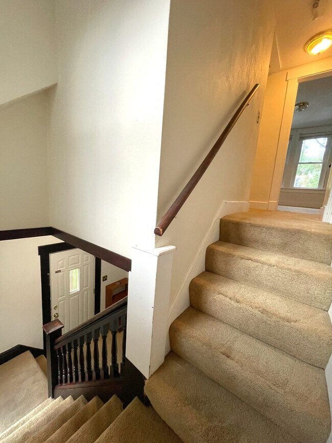 Building Photo - 117 E Davis Ave