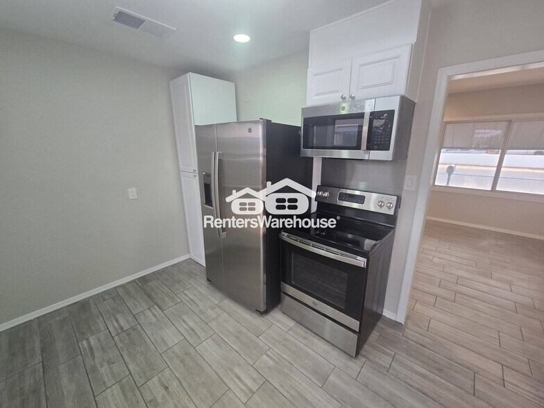 Building Photo - 1720 E Portland St