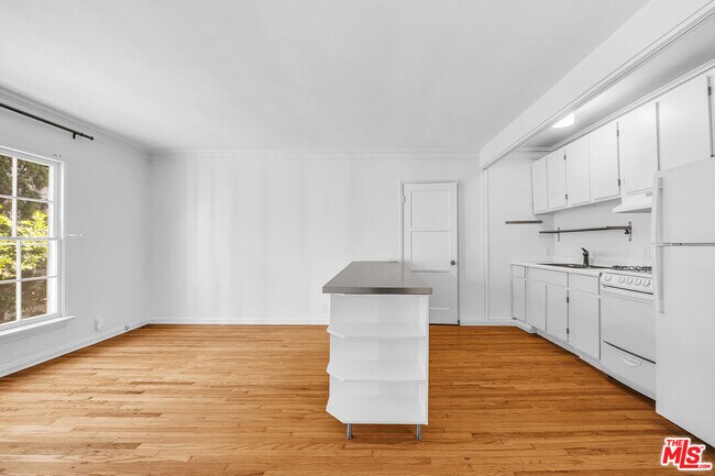 Building Photo - 1132-1132 Larrabee St