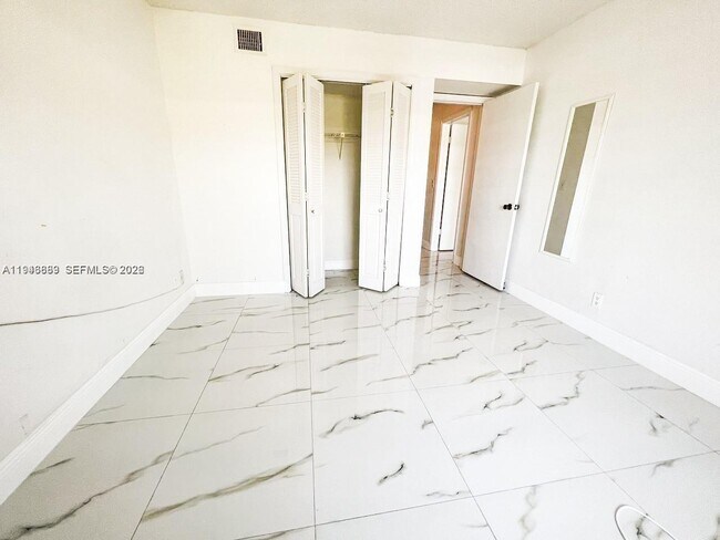 Building Photo - 6395 Bay Club Dr