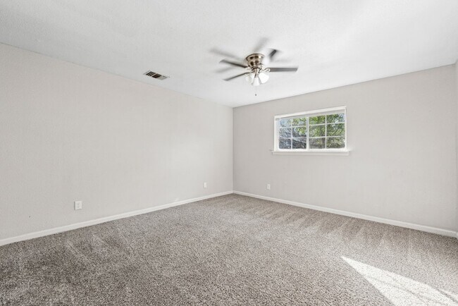 Building Photo - 915 Stonegate Dr