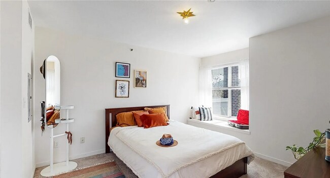 Building Photo - "Charming 1-Bedroom Condo with Mountain Views & Pool in Prime Boulder Location!"