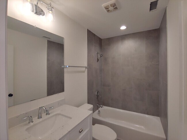 Building Photo - 3 Bedroom, 2.5 Bath Townhome Close to UTC!
