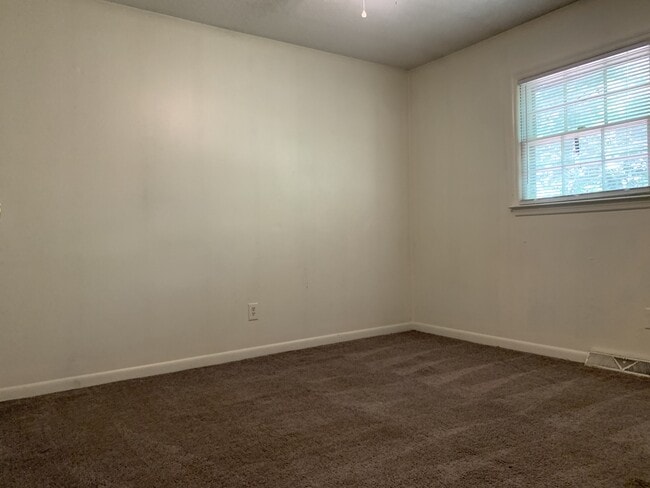 Building Photo - 103 S College St