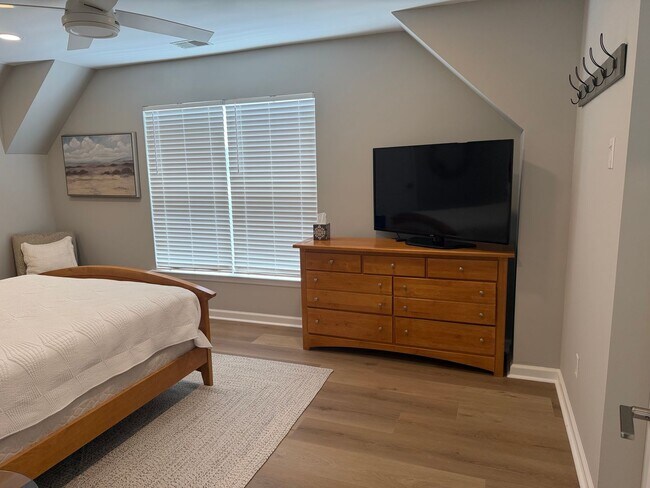 Building Photo - 10 Cobblestone Ct