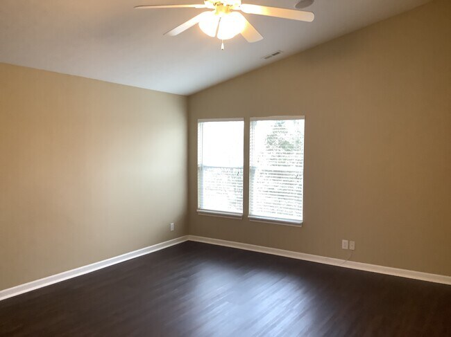 Building Photo - 18690 Round Lake Rd