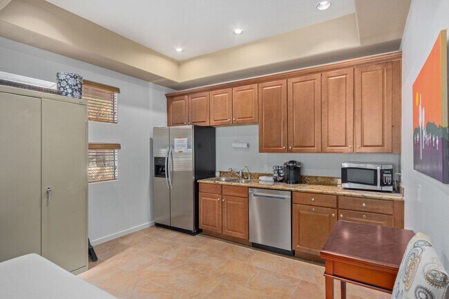 Building Photo - Beautiful Scottsdale townhome with perfect...