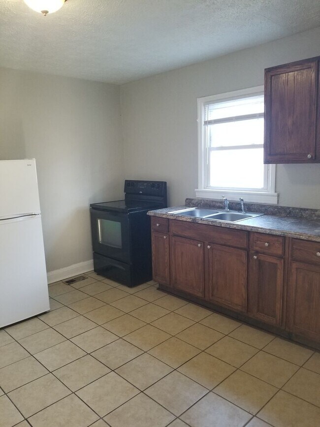 Building Photo - Nice Two Bedroom House Cozy two bedroom house off of Campbell Avenue!
