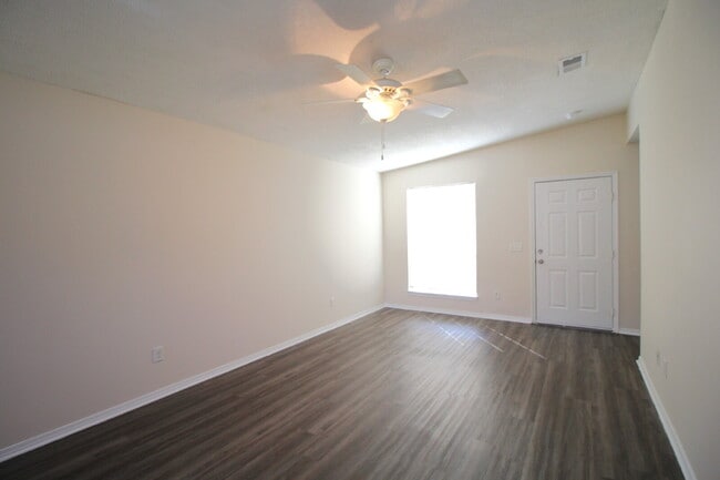 Building Photo - 3 Bedroom Home Near Blue Angel Pkwy – Spac...