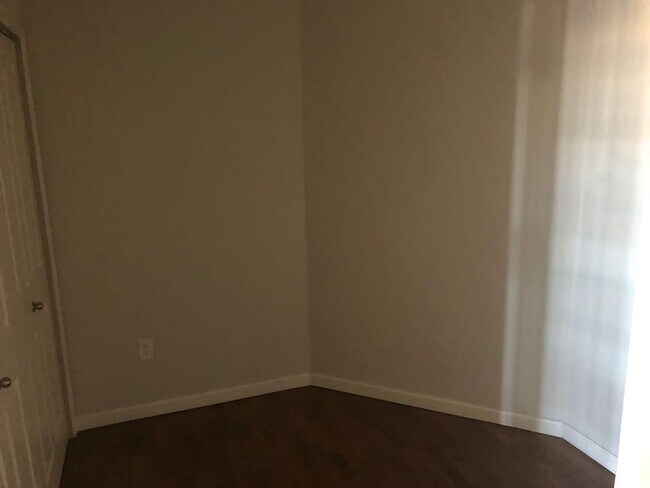 Building Photo - Stunning Clocktower Penthouse Condo with mountain views!