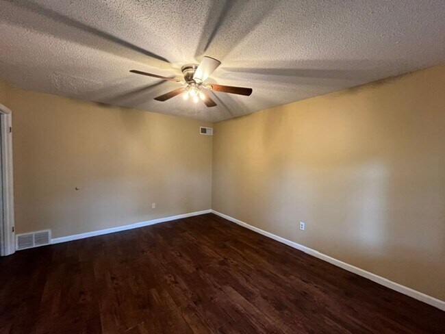 Building Photo - Renovated 3 Bedroom 1.5 Bath Home with 1 Car Garage for Rent!!