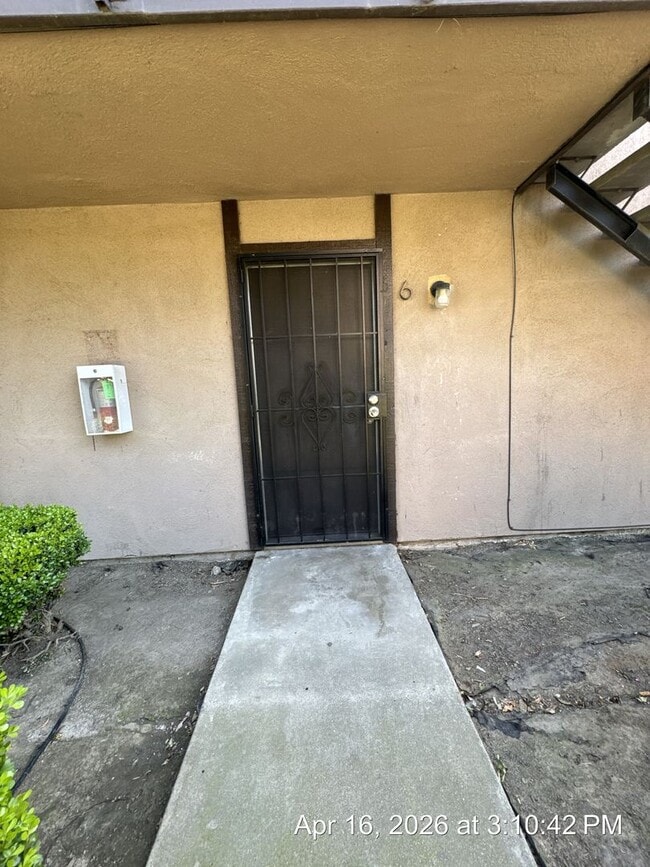 Building Photo - Downstairs Unit Move in Ready!