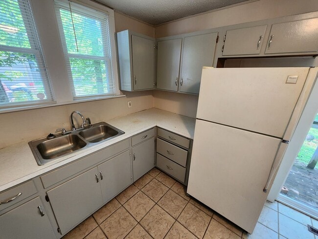 Building Photo - Spacious 2-Bedroom, 1-Bathroom Home AVAILABLE NOW!!
