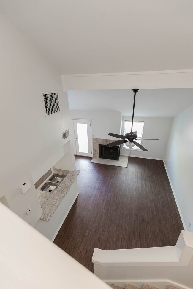 Building Photo - 105 Maplewood Dr