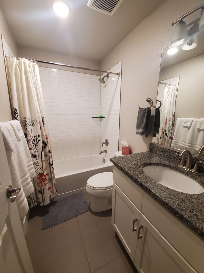 Building Photo - 2 Bed 2.5 Bath Condo in Mid-Fort Collins!