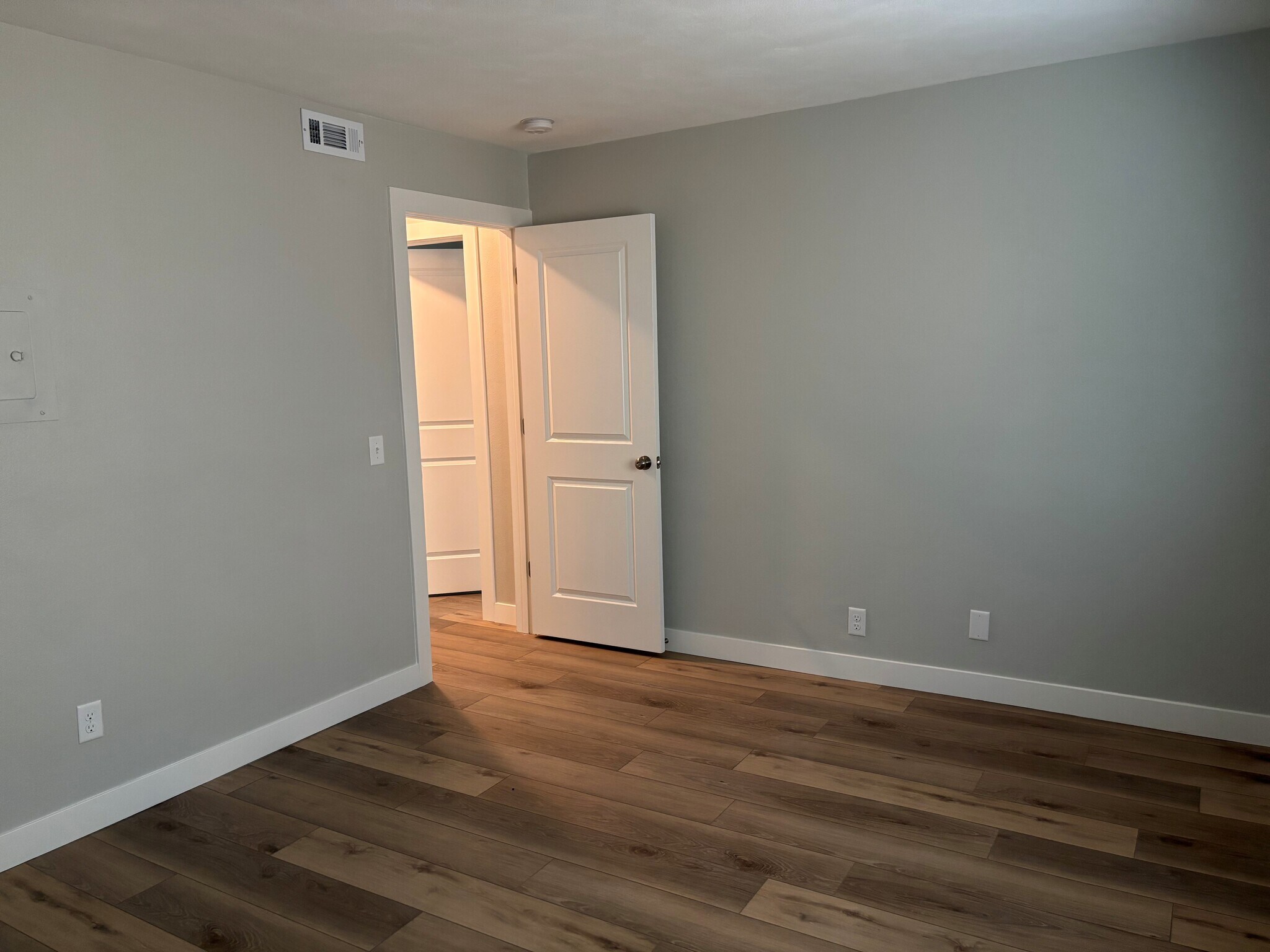 Building Photo - 1646 W 42nd St