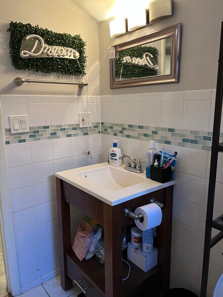 Bathroom - 2836 Xavier St