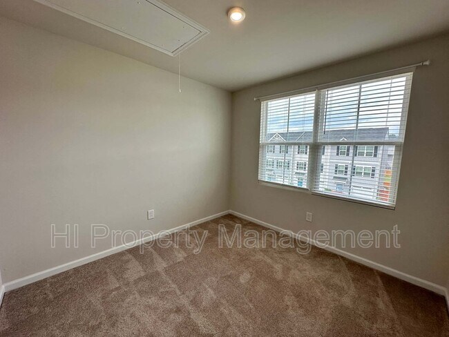 Building Photo - 11 High Pne Trl