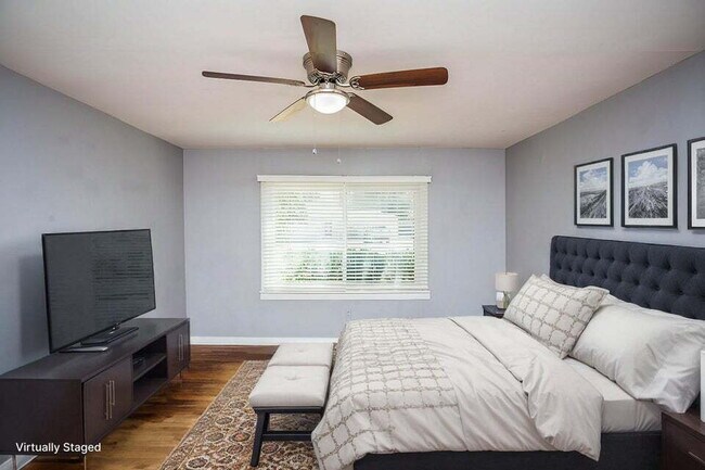 Building Photo - Charming 2/1 with Large Backyard!