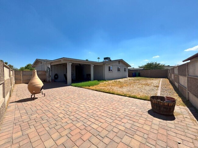 Building Photo - REMODELED 4 BEDROOM HOME WITH HUGE YARD, C...