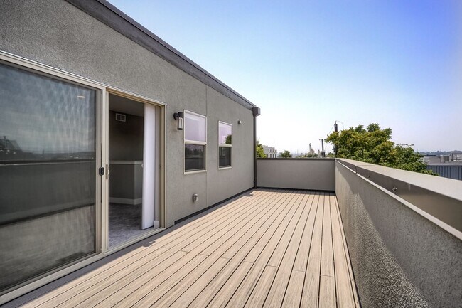 Building Photo - 3 bedroom / 3.5 bath Townhome + 2 Large Flex Spaces & Spacious Roof Top Deck!