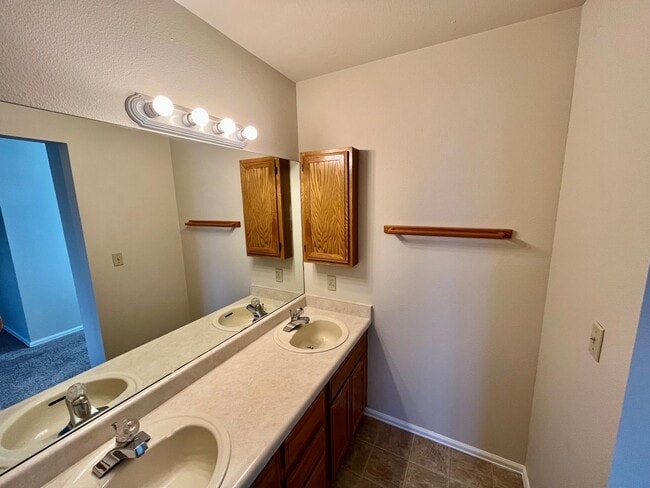 Building Photo - Cozy 2 Bedroom Townhome Nestled in Quiet Gated Community