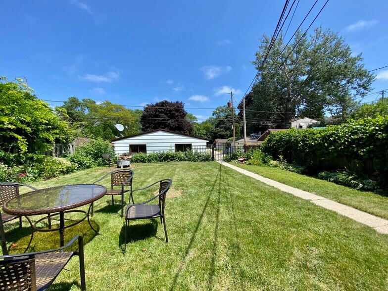 Building Photo - 3860 S Whitnall Ave