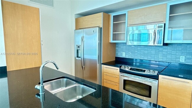 Building Photo - 950 Brickell Bay Dr