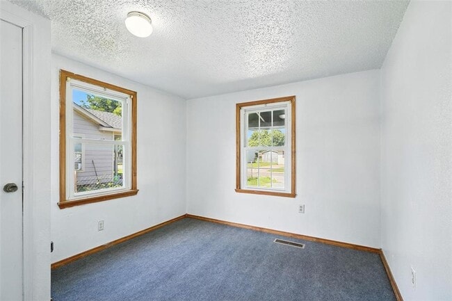 Building Photo - A must see 3 bedroom 2 bath in El Reno!