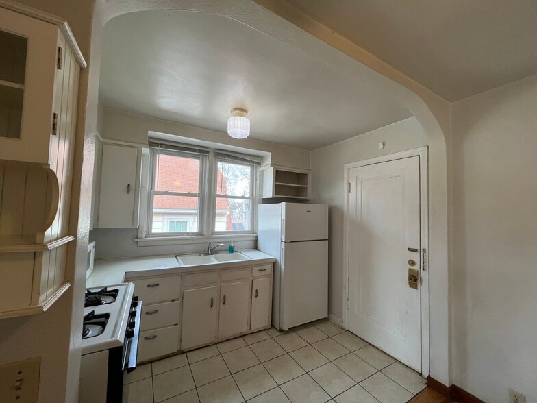 Kitchen - 2009 Carey Ct