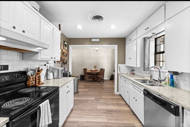 Building Photo - AVAILABLE BEGGINING OF JUNE ; APPLY ON OUR WEBSITE TODAY!!!