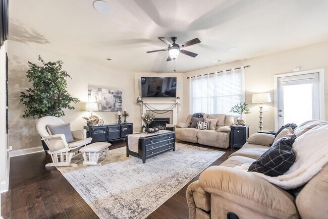 Building Photo - "Spacious 4-Bedroom Home with Granite Coun...