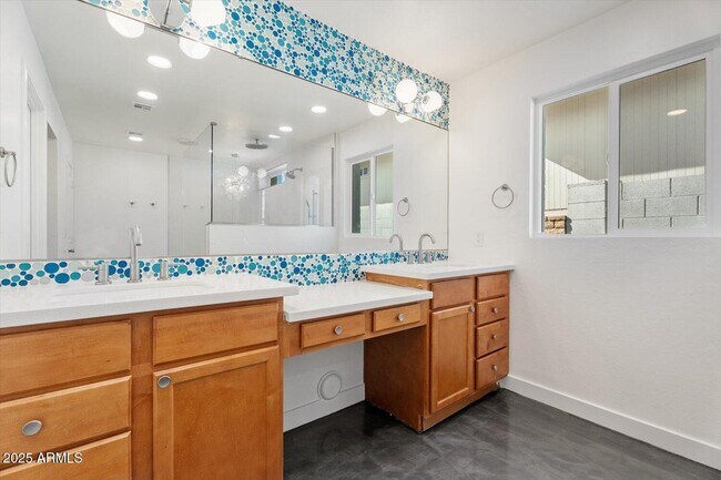 Building Photo - 8524 E Edgemont Ave