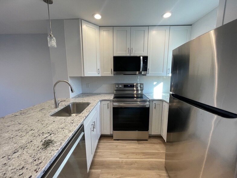 Building Photo - 8072 Wimbledon Dr