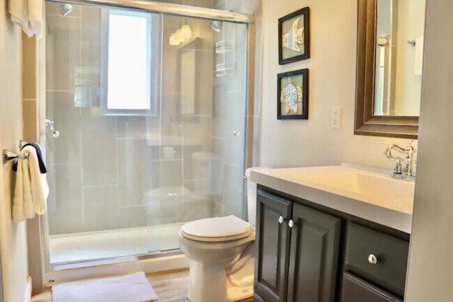 Masterbathroom with walking shower, dual shower heads - 410 Jefferson St