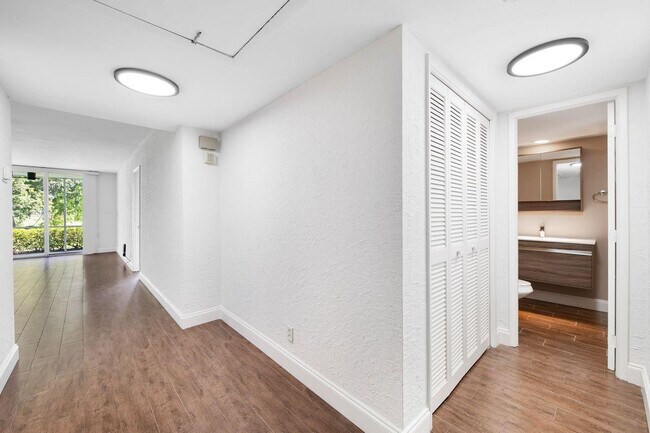 Building Photo - 2851 S Palm Aire Dr