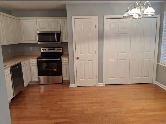 Building Photo - Donelson Townhome!