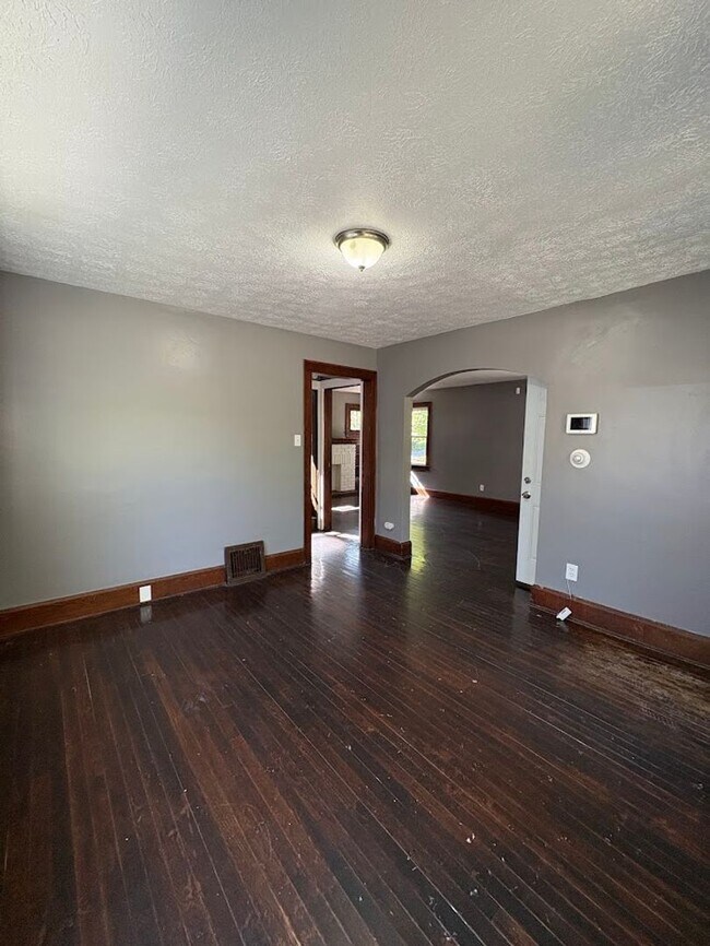 Building Photo - Three bedroom one bathroom home for rent
