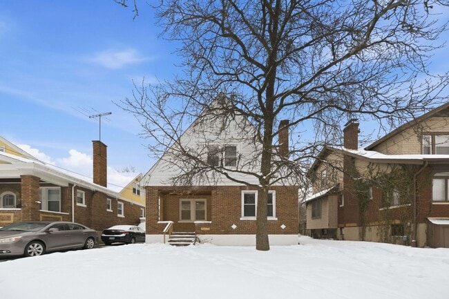 Building Photo - West Price Hill- Adorable 2 bedroom 1 Bath